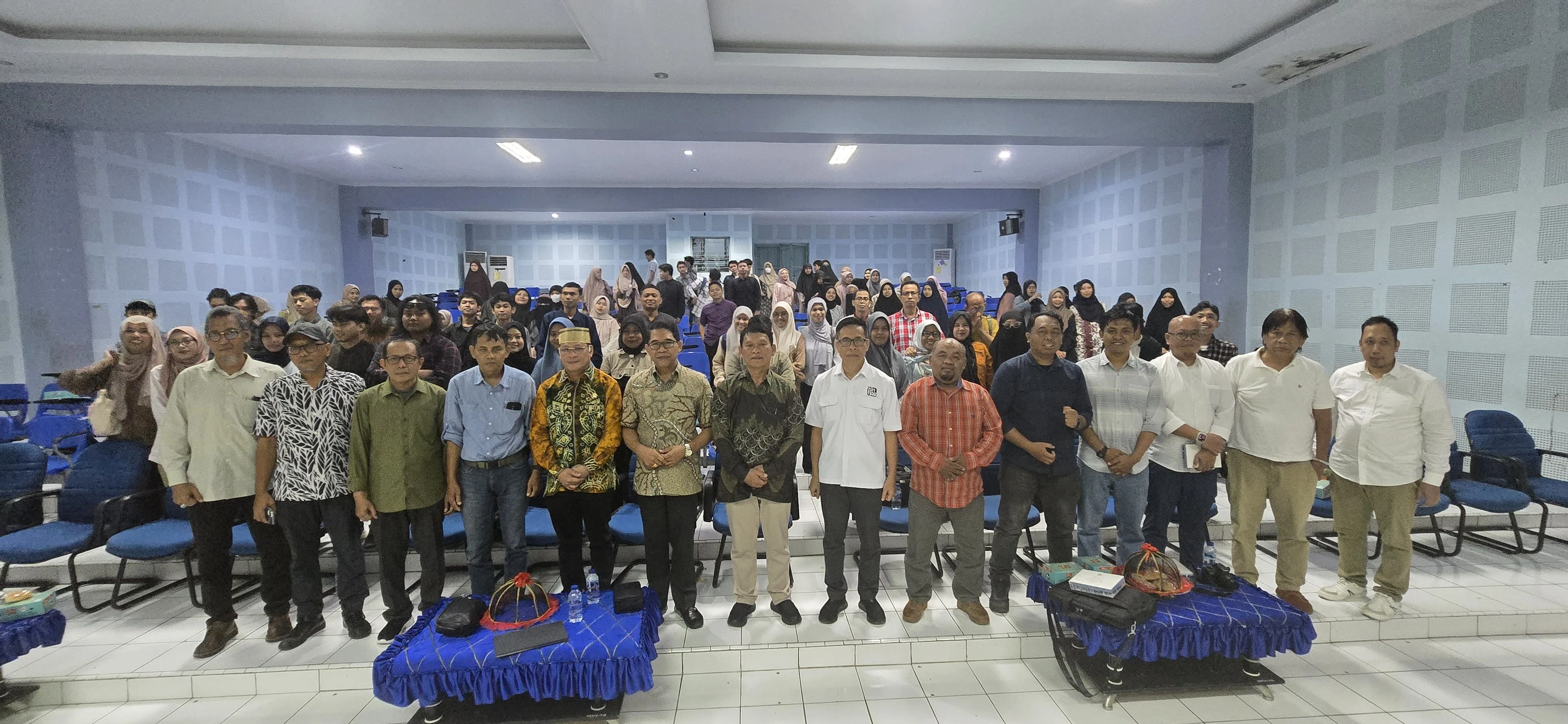 Aula Prof. Mattulada, Fakultas Ilmu Budaya Unhas, menjadi saksi semangat kebangsaan yang dikobarkan dalam kegiatan Sosialisasi Empat Pilar MPR RI oleh A. Abd. Waris Halid, Anggota MPR RI sekaligus Dosen Fakultas Ilmu Budaya Unhas, pada Senin, 221April 2025. Credit: Dokumen Pribadi.